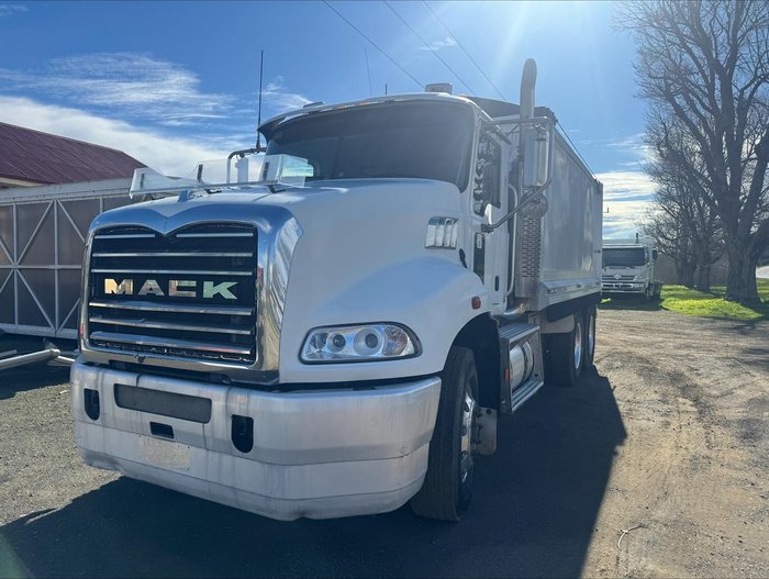2010 Mack Cmmr 6X4 Tipper