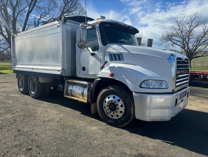 2010 Mack Cmmr 6X4 Tipper