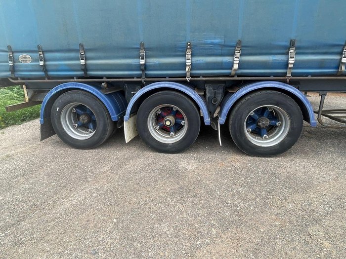 1989 Maxicube Curtainsider Tri-Axle Trailer