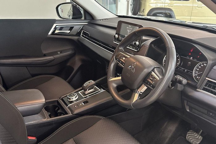 2023 Mitsubishi Outlander ES