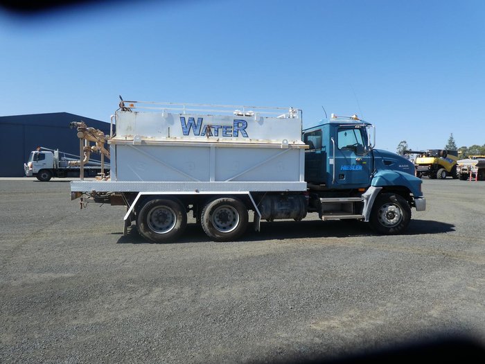 2005 Mack Metro-Liner 