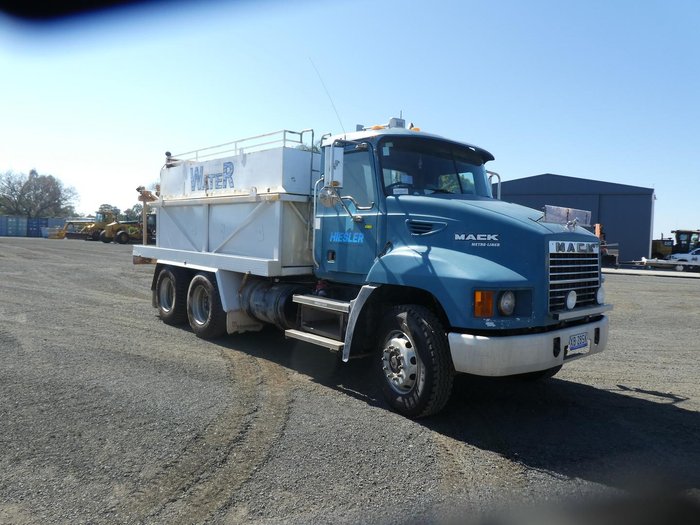 2005 Mack Metro liner