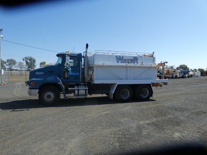 2005 Mack Metro liner