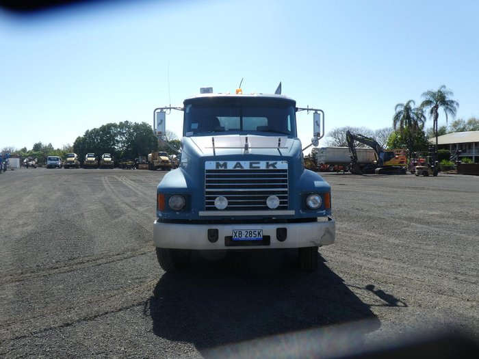 2005 Mack Metro liner