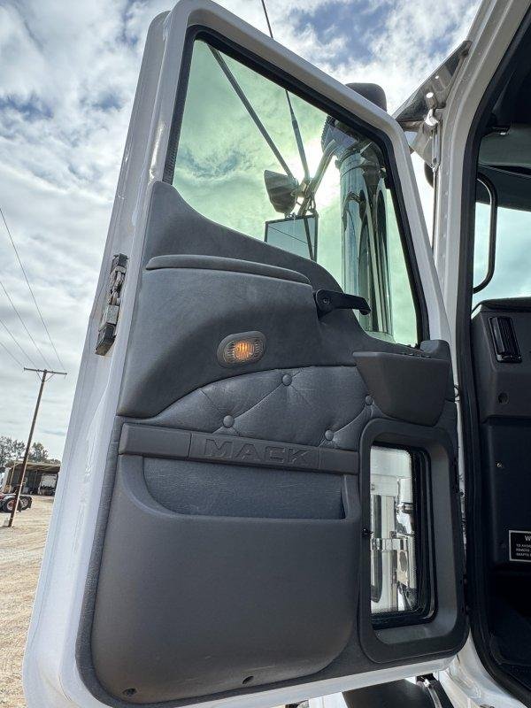 2017 Mack Superliner 6X4 Day Cab Prime Mover