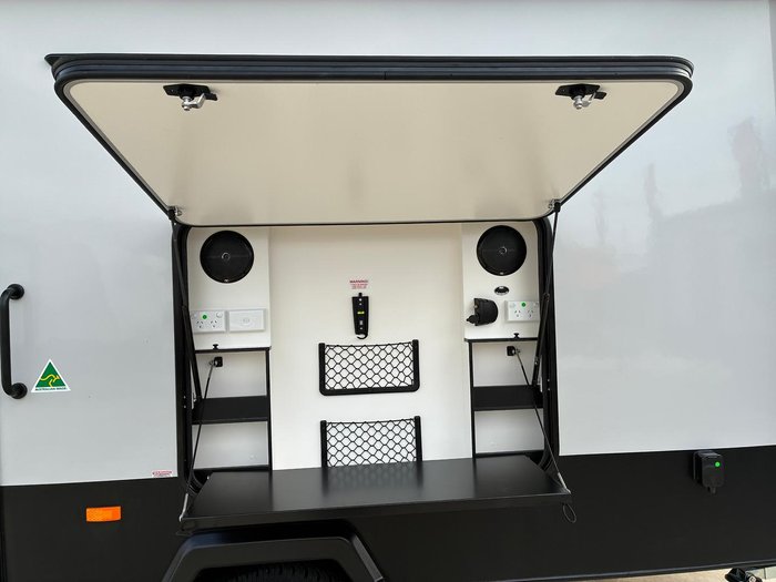 2025 Traveller Destination Track 17