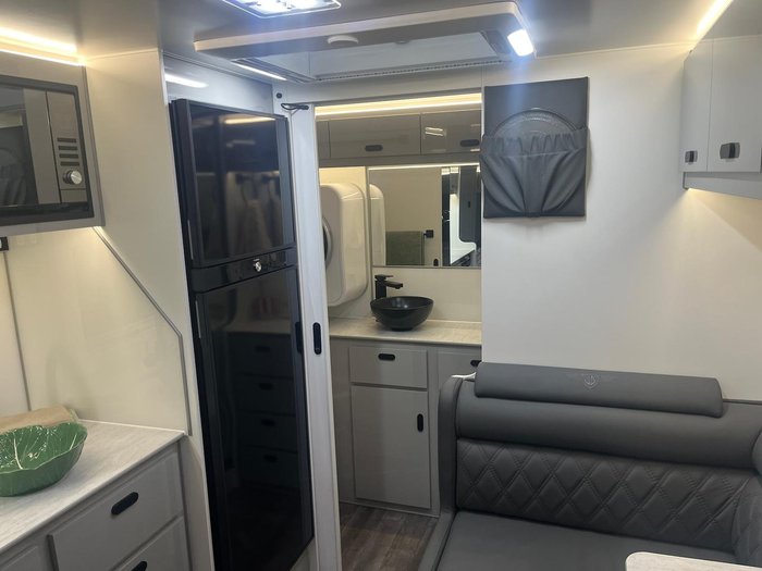 2025 JB Caravans Gator X 17'10 Fd Cafe