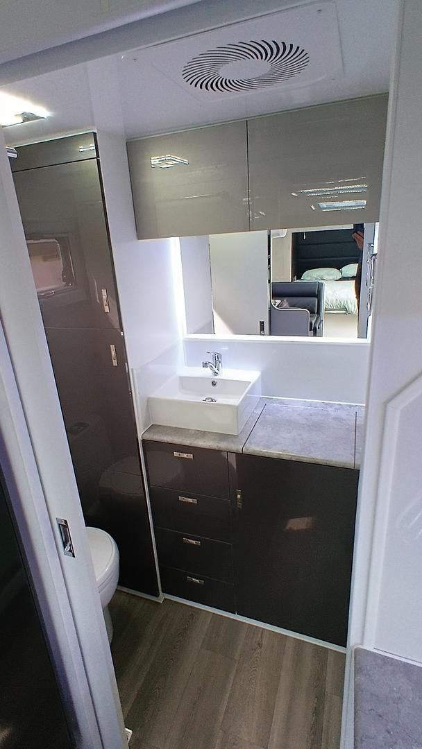 2024 Red Centre Oasis 20 Type B (was $168,990, now $139,990)