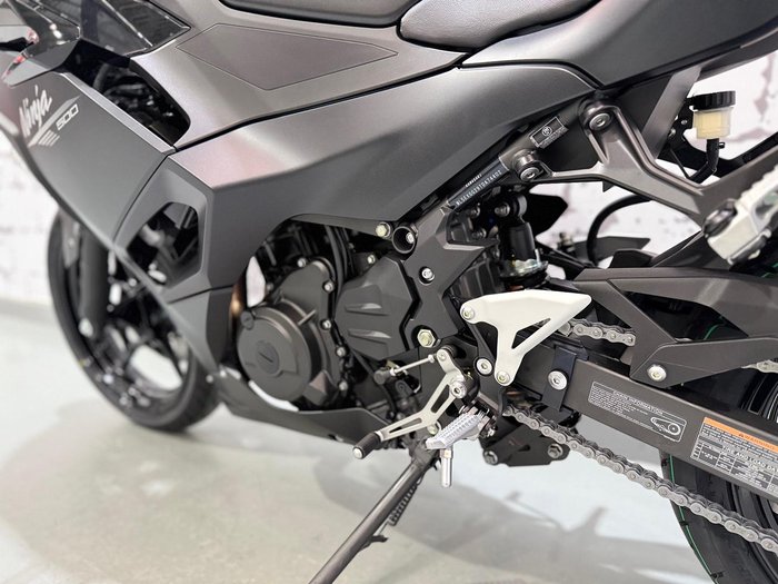2025 Kawasaki Ninja 500 (EX500G) Ninja Black