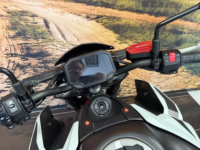2022 Kawasaki Z900 SUPERNAKED WHITE
