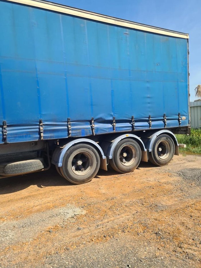 Krueger Tri-Axle Curtainsider Trailer
