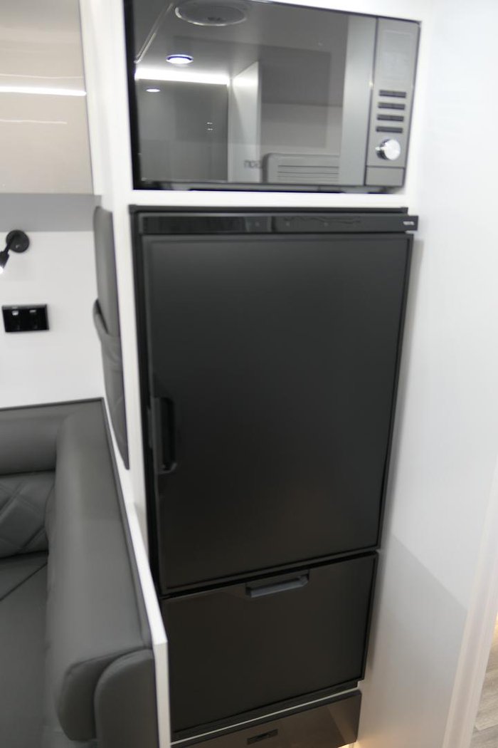 2025 Nikola Caravans Nik Klp 21'6'' 2 Bunk