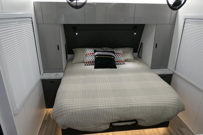 2025 Nikola Caravans Nik Klp 21'6'' 2 Bunk