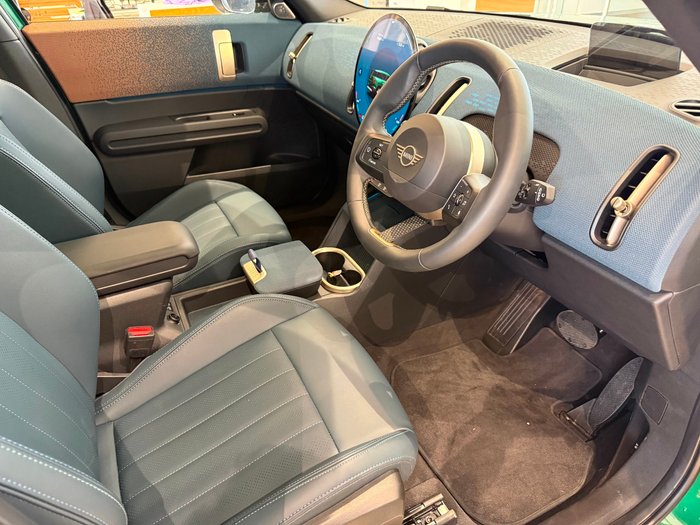 2024 MINI Countryman SE Favoured