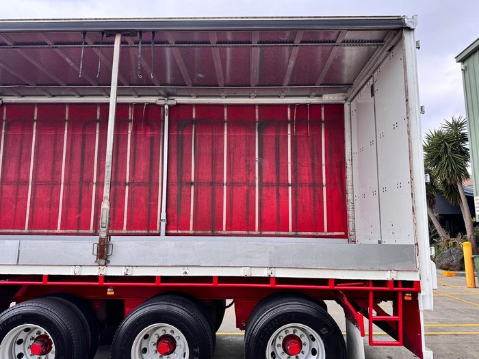 2009 Vawdrey 22 Pallet Sd Curtain R/T, Fork Lift, Safety Kick Up Rails
