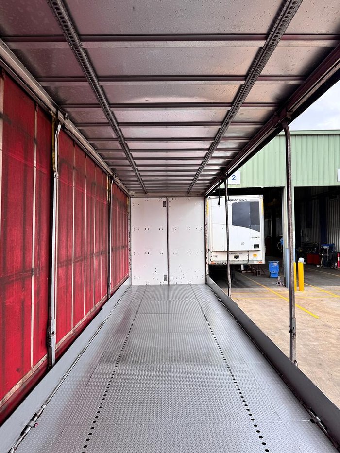 2009 Vawdrey 22 Pallet Sd Curtain R/T, Fork Lift, Safety Kick Up Rails