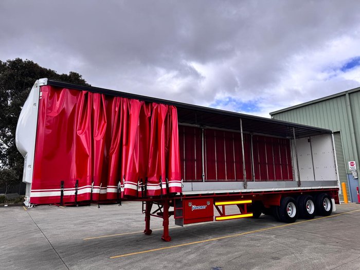 2009 Vawdrey 22 Pallet Sd Curtain R/T, Fork Lift, Safety Kick Up Rails