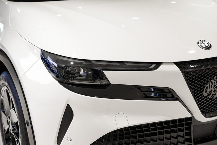 2025 Alfa Romeo Junior Ibrida