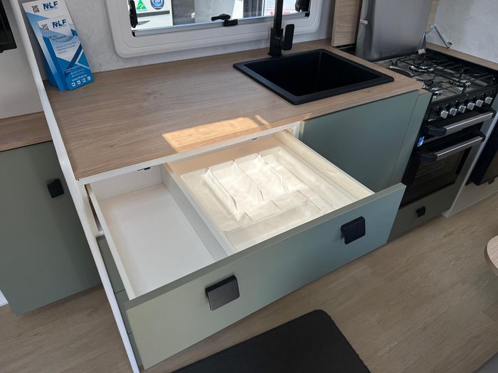 2025 Franklin Razor 220 Triple Bunk