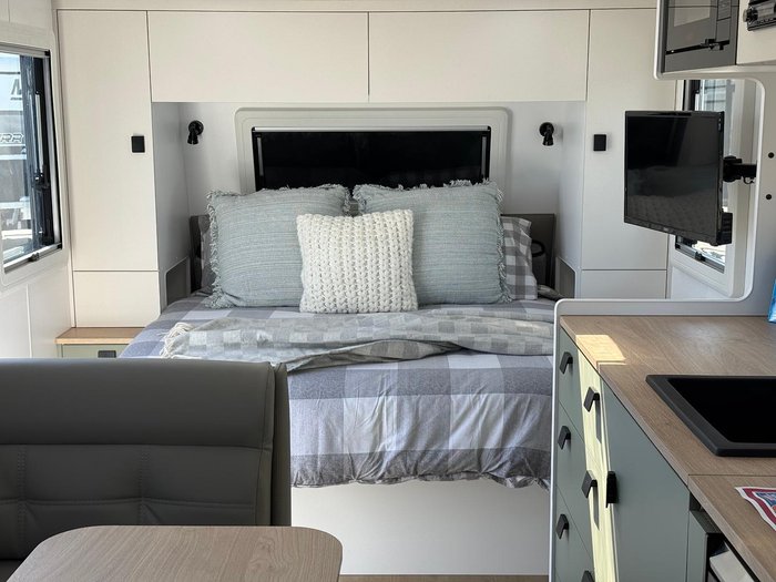 2025 Franklin Razor 220 Triple Bunk