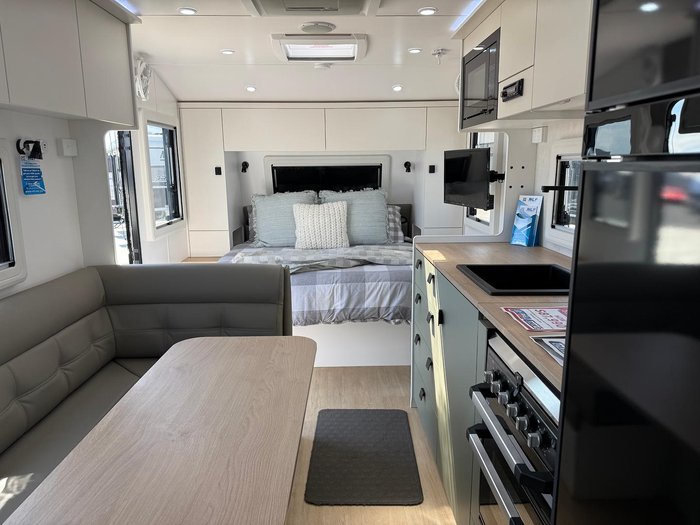 2025 Franklin Razor 220 Triple Bunk