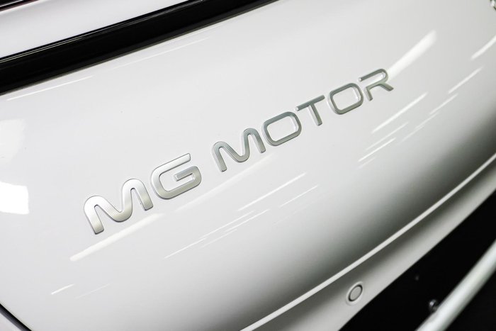 2025 MG IM5 Platinum