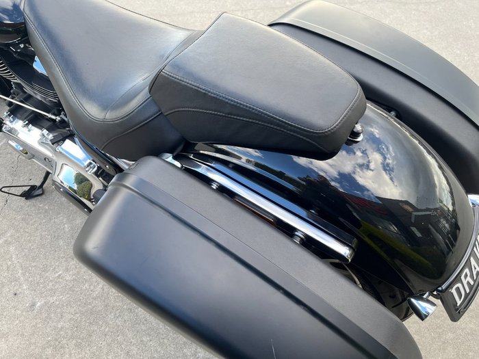 2019 HARLEY-DAVIDSON FLSB SPORT GLIDE Black