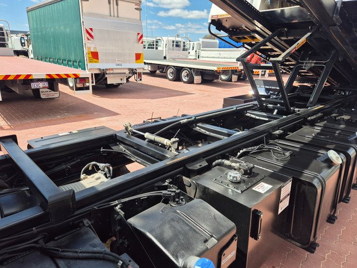 2018 UD PK240 280 AUTO 6x4 Tilt Slide