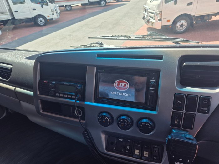 2018 UD PK240 280 AUTO 6x4 Tilt Slide