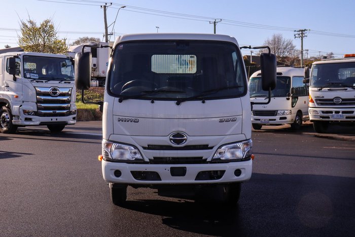 2025 Hino 300 616 At Tipper