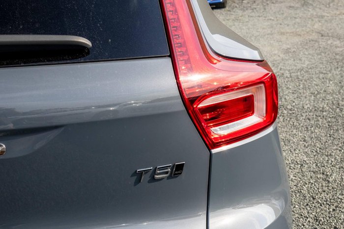 2022 Volvo XC40 T5 R-Design