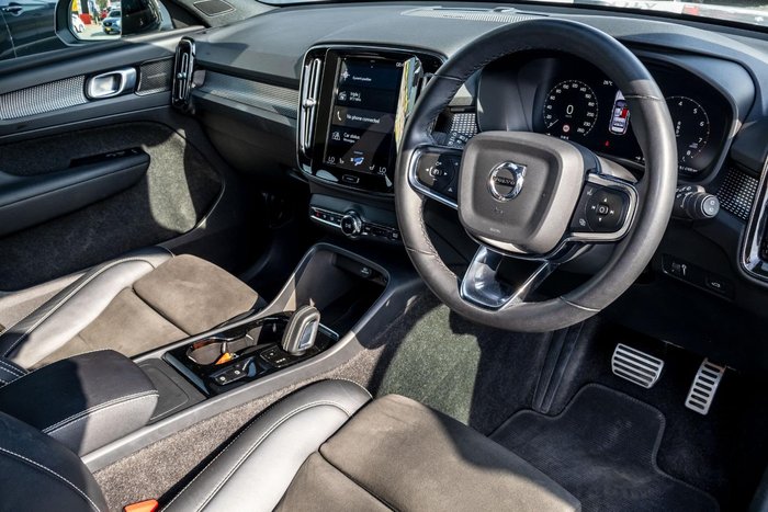 2022 Volvo XC40 T5 R-Design