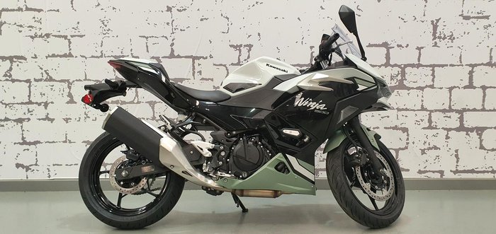 2025 Kawasaki Ninja 500 SE Ninja White