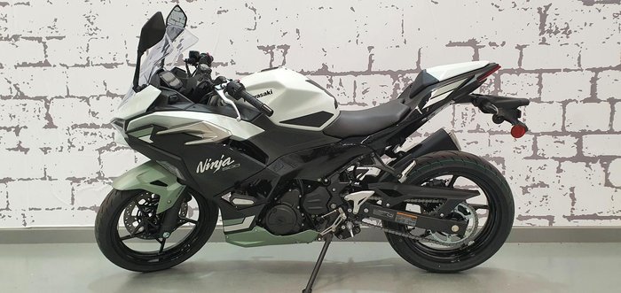 2025 Kawasaki Ninja 500 SE Ninja White