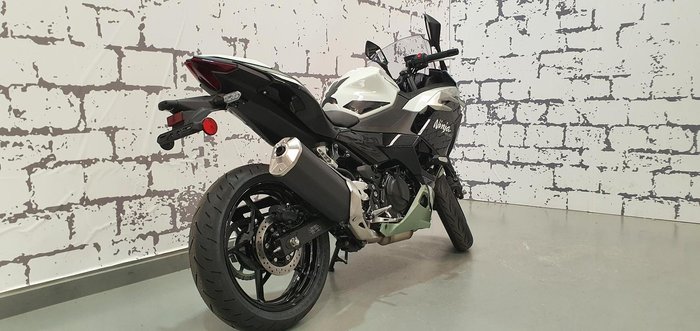 2025 Kawasaki Ninja 500 SE Ninja White