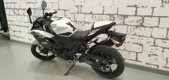2025 Kawasaki Ninja 500 SE Ninja White