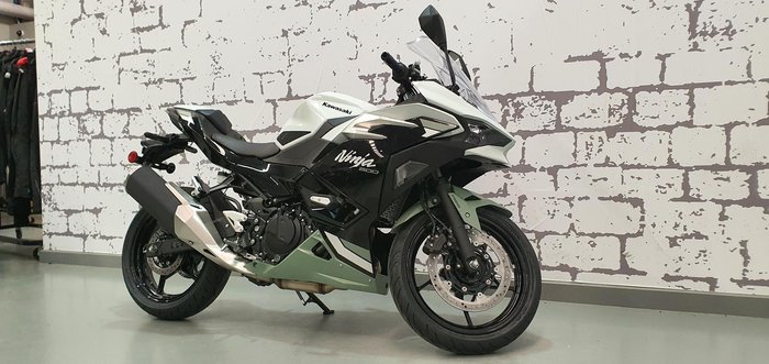 2025 Kawasaki Ninja 500 SE Ninja White