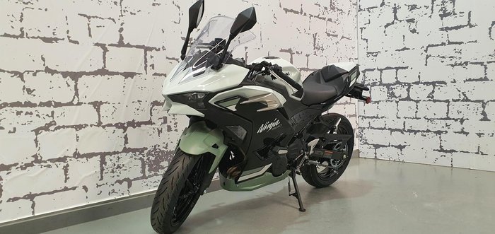 2025 Kawasaki Ninja 500 SE Ninja White