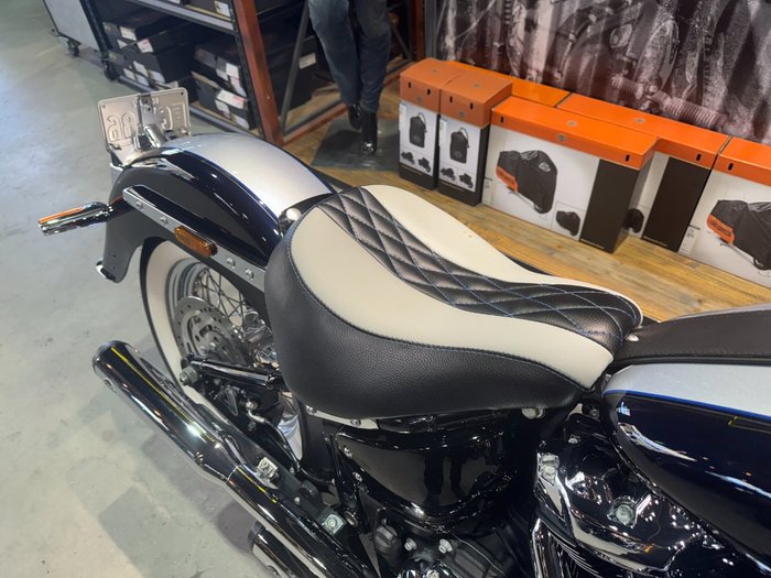 2018 Harley-davidson FLDE DELUXE (107) Midnight Blue/Barracuda Silver