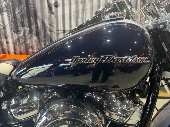 2018 Harley-davidson FLDE DELUXE (107) Midnight Blue/Barracuda Silver