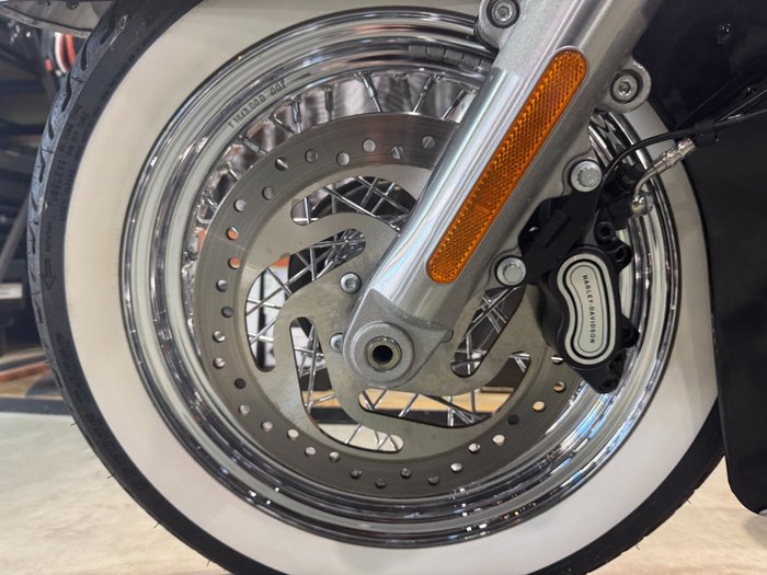 2018 Harley-davidson FLDE DELUXE (107) Midnight Blue/Barracuda Silver