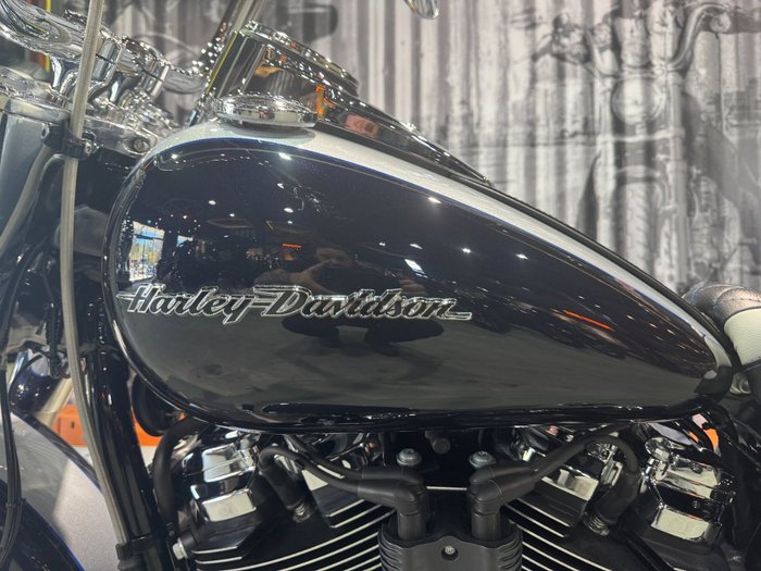 2018 Harley-davidson FLDE DELUXE (107) Midnight Blue/Barracuda Silver