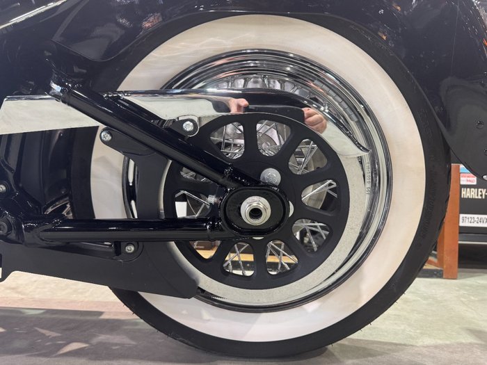 2018 Harley-davidson FLDE DELUXE (107) Midnight Blue/Barracuda Silver