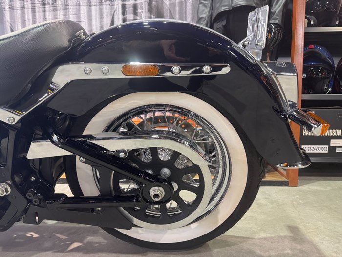2018 Harley-davidson FLDE DELUXE (107) Midnight Blue/Barracuda Silver