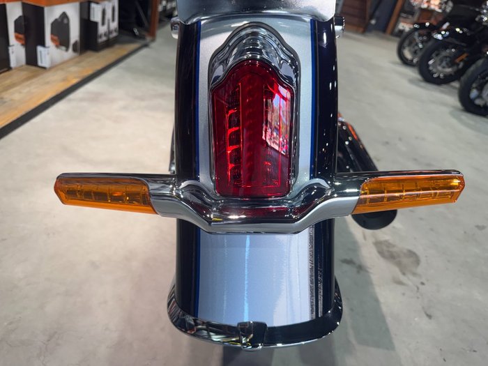 2018 Harley-davidson FLDE DELUXE (107) Midnight Blue/Barracuda Silver