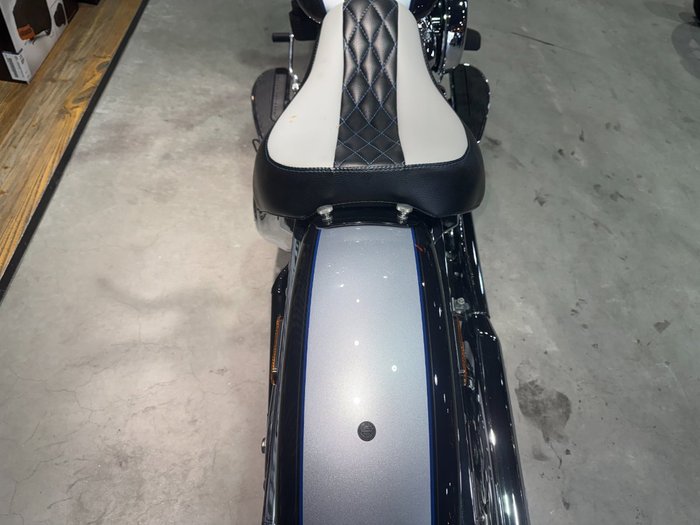 2018 Harley-davidson FLDE DELUXE (107) Midnight Blue/Barracuda Silver