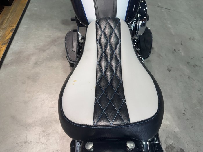 2018 Harley-davidson FLDE DELUXE (107) Midnight Blue/Barracuda Silver