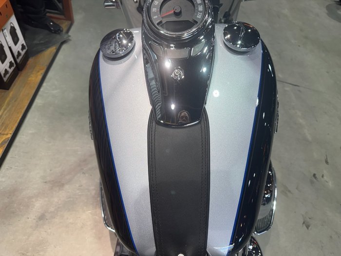 2018 Harley-davidson FLDE DELUXE (107) Midnight Blue/Barracuda Silver