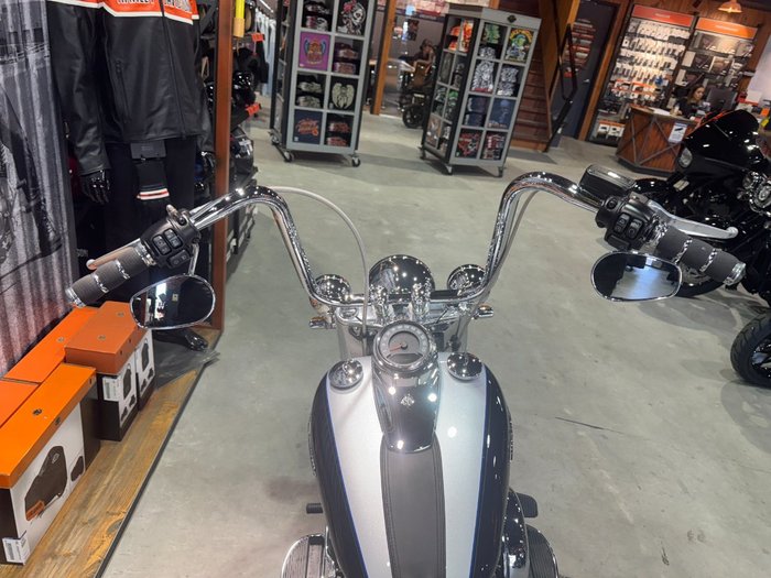 2018 Harley-davidson FLDE DELUXE (107) Midnight Blue/Barracuda Silver