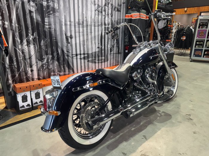 2018 Harley-davidson FLDE DELUXE (107) Midnight Blue/Barracuda Silver